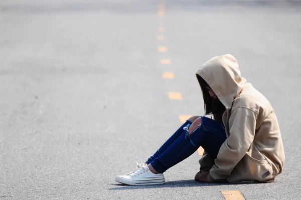 Λυπημένος και πληγωμένος κοπέλα καθόταν στο δρόμο — Φωτογραφία Αρχείου