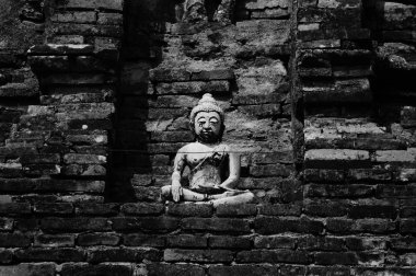 Buda heykeli bir tuğla zemin üzerine