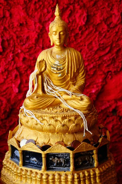 Άγαλμα του Βούδα σε κόκκινο φόντο — Φωτογραφία Αρχείου