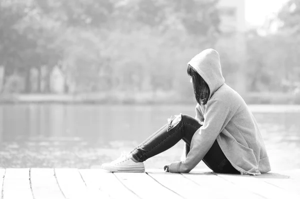 Smutne, nastoletnie dziewczyny, siedział sam w pobliżu rzeki — Zdjęcie stockowe