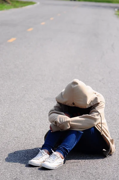 Cry woman on the road — Stock Photo, Image