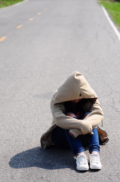 Sad woman hug her knee on the road — Stock Photo, Image