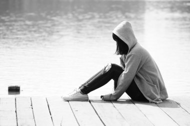 Kadın depresif Nehri yakınında olmak