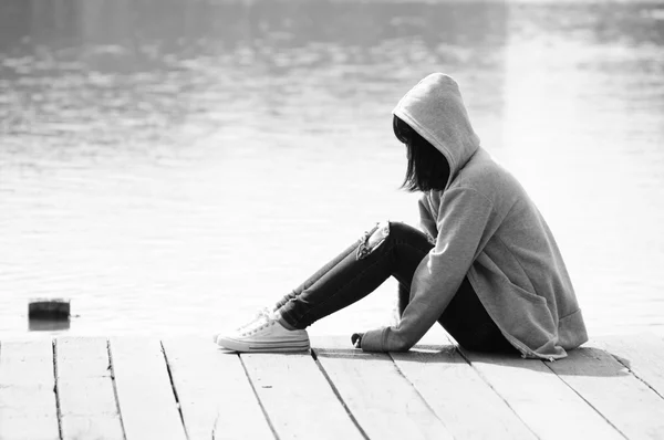 Woman be Depressed Near River — Stock Photo, Image