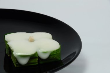 Hindistan cevizi tepesi ile beyaz Tay puding