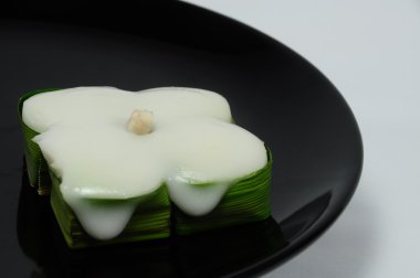 Hindistan cevizi tepesi ile Tay tarzında puding