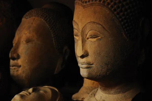 İhmal edilen antik kumtaşı Buda kafa — Stok fotoğraf