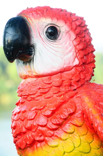 Красивый керамический попугай — стоковое фото