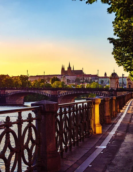 Sonnenuntergang Über Der Prager Burg Von Der Moldau Aus Gesehen — Stockfoto