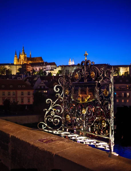 Αργά Ηλιοβασίλεμα Και Φανούς Στην Γέφυρα Του Καρόλου Στην Πράγα — Φωτογραφία Αρχείου