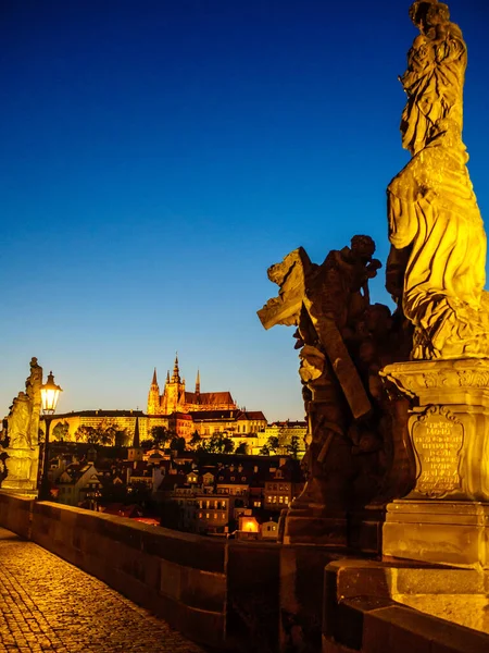 Поздний Закат Уличные Фонари Карловом Мосту Праге — стоковое фото