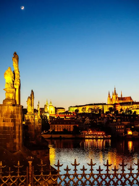 Später Sonnenuntergang Und Straßenlaternen Auf Der Karlsbrücke Prag — Stockfoto