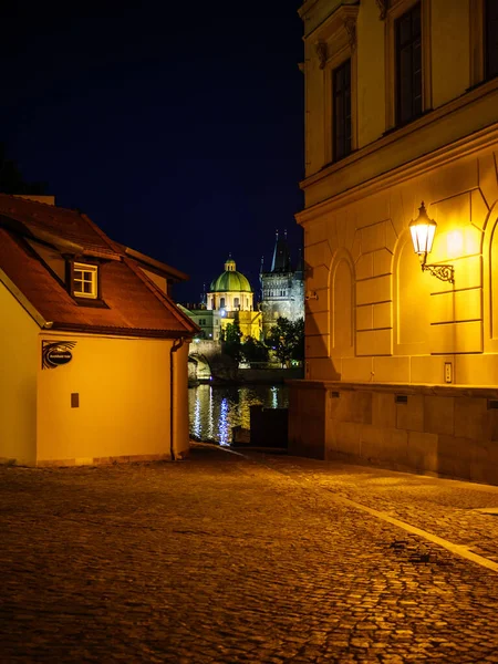 Night Cobblestoned Street Historic Prague Kampa Island View Charles Bridge — Stock Photo, Image