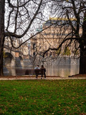 Sonbahar akşamı Çek Ulusal Tiyatrosu