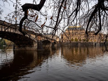 Sonbahar akşamı Çek Ulusal Tiyatrosu