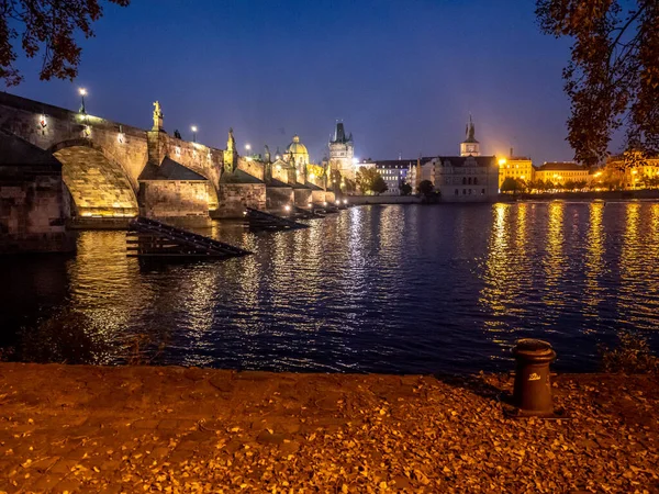 Karlsbrücke Der Nacht Vom Herbstpark Auf Der Kampa Insel Prag — Stockfoto