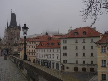 Prag Şatosu ve Küçük Şehir, Prag 'da bir sonbahar sabahı sisli Charles Köprüsü' nde görüldü.