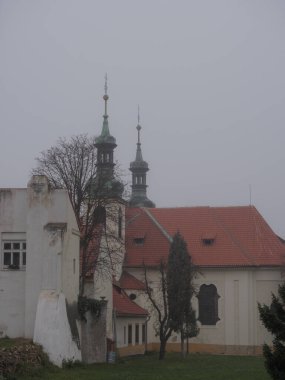 Prag 'daki Loreta Kilisesi sisli bir sonbahar sabahında