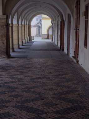 Prag 'da uzun boş sokak atarileri