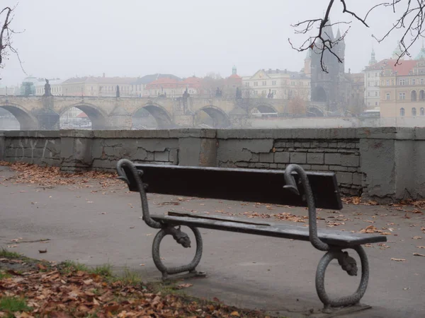 Пустая Скамейка Парке Кампа Видом Старый Город Праги Туманным Утром — стоковое фото