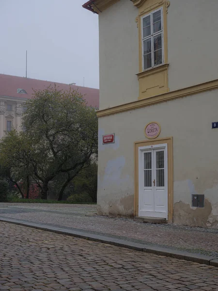 Pusty Praga Ulica Mglisty Jesienny Poranek — Zdjęcie stockowe