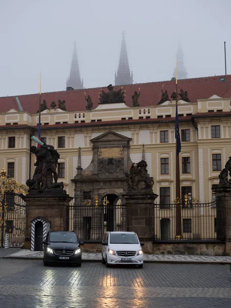 Foto Auto Vicino Castello Praga Una Nebbiosa Mattina Autunno — Foto Stock