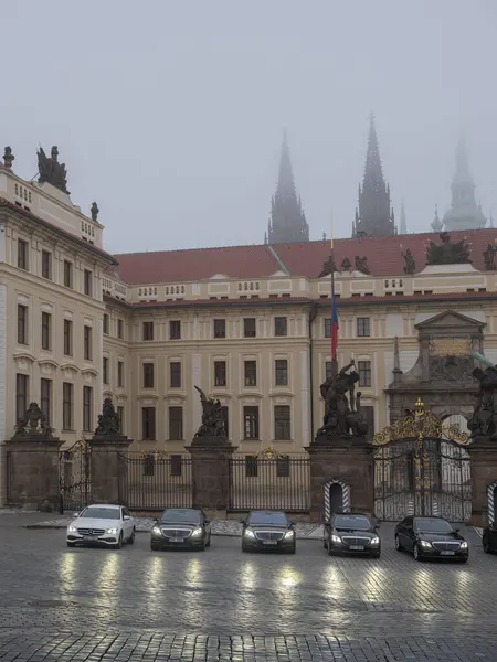 Foto Auto Vicino Castello Praga Una Nebbiosa Mattina Autunno — Foto Stock