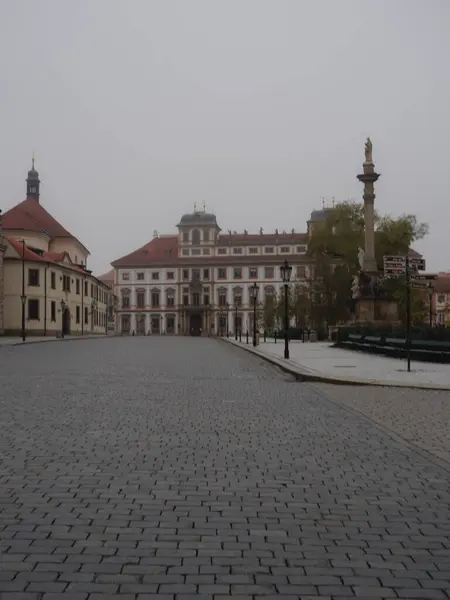 Svuotato Nebbioso Piazza Hradcanska Vicino Castello Praga Una Mattina Autunno — Foto Stock