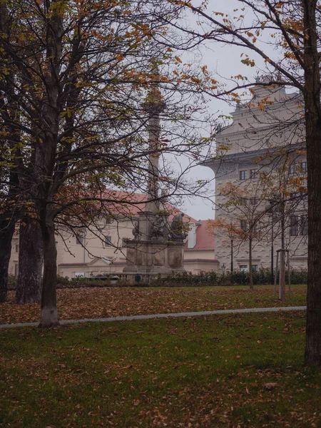 Svuotato Nebbioso Piazza Hradcanska Vicino Castello Praga Una Mattina Autunno — Foto Stock