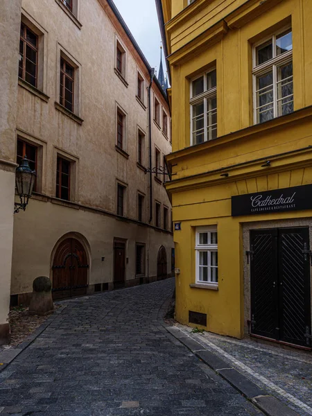 Tyn Kilisesi Yakınlarındaki Prag Tarihi Sokaklarında — Stok fotoğraf