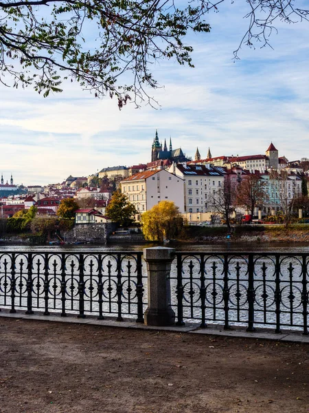 Bir Sonbahar Akşamı Vltava Nehri Nin Karşısındaki Prag Kalesi Küçük — Stok fotoğraf