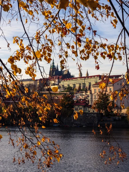 Bir Sonbahar Akşamı Vltava Nehri Nin Karşısındaki Prag Kalesi Küçük — Stok fotoğraf