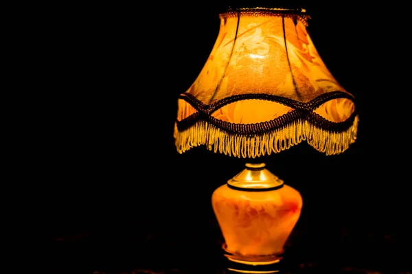 Eine Zimmernachtlampe Steht Einem Dunklen Raum Auf Einem Teppich Und — Stockfoto