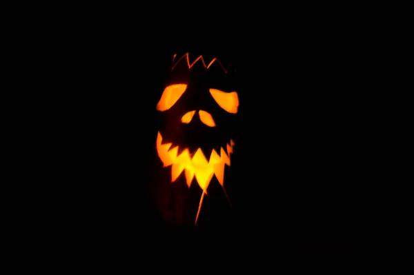 夜の終わりに暗い部屋でハロウィンのための邪悪なカボチャの顔 — ストック写真