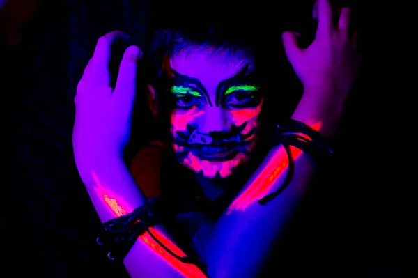Jongen Heeft Een Geschilderd Gezicht Van Een Boze Kat Neon — Stockfoto