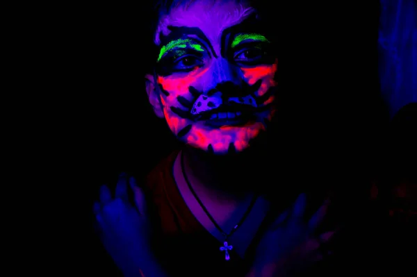 Ragazzo Volto Dipinto Gatto Arrabbiato Colori Neon Incandescente Sotto Luce — Foto Stock