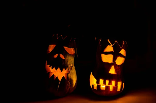 Dvě Zlé Dýně Halloween Dýni Vytesaná Zlá Tvář Uvnitř Hoří — Stock fotografie