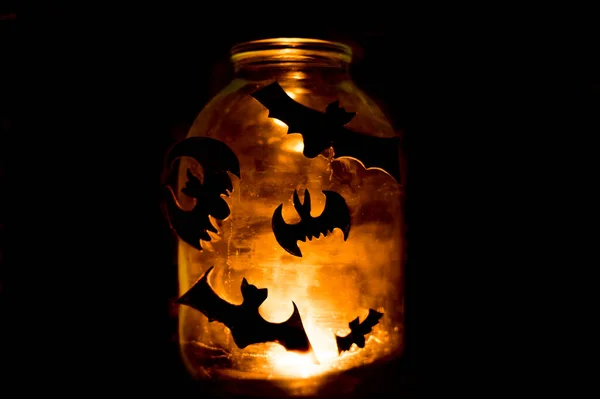 Jest Świeca Przezroczystym Szklanym Słoiku Zbliżenie Czarnych Nietoperzy Halloween Przyklejone — Zdjęcie stockowe