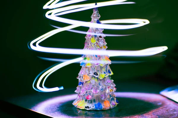 Een Kleine Souvenir Dennenboom Flitst Met Gekleurde Lichten Een Licht — Stockfoto