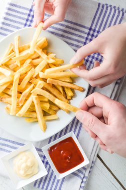 Patates kızartması toplama eller