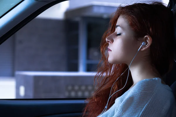 Mujer con auriculares — Foto de Stock