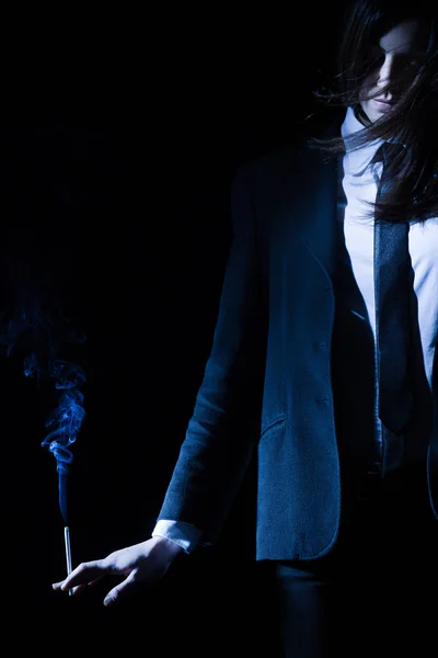 Sigara olan kadın — Stok fotoğraf