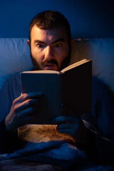 Шокований чоловік з книгою — стокове фото