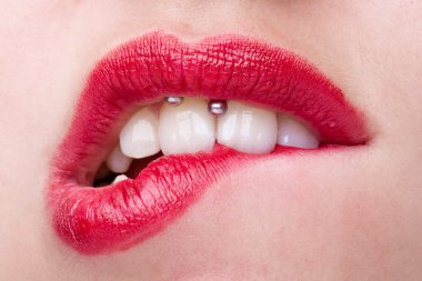 Smiley Piercing ile kadın