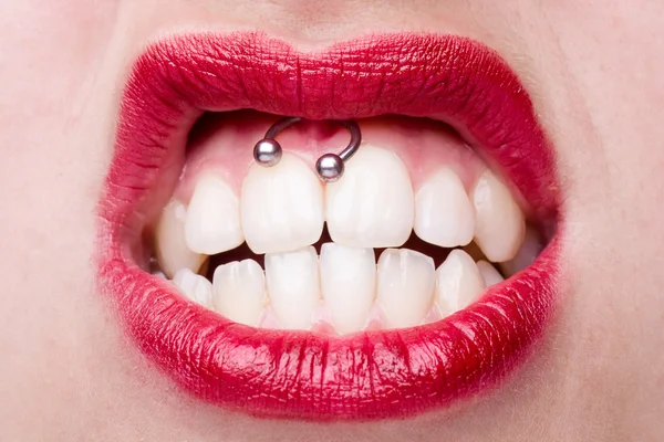 Vrouw met Smiley Piercing — Stockfoto