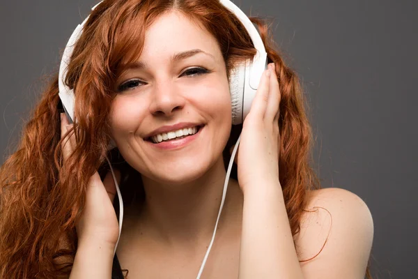 Mujer con auriculares — Foto de Stock