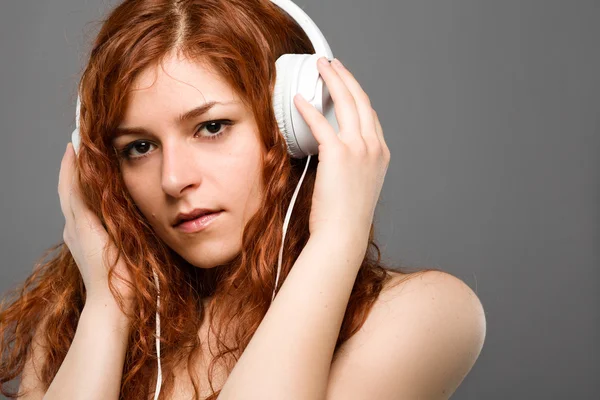 Mujer con auriculares — Foto de Stock