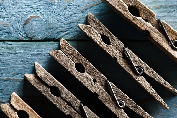 Houten wasknijpers op blauw hout — Stockfoto