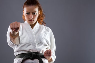 Karate kadın bir yumruk atma