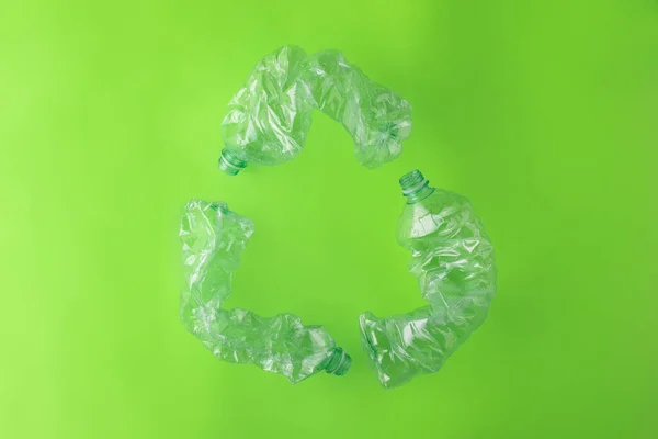 Σύμβολο Ανακύκλωσης Γίνεται Τρία Πλαστικά Μπουκάλια Πράσινο Φόντο — Φωτογραφία Αρχείου
